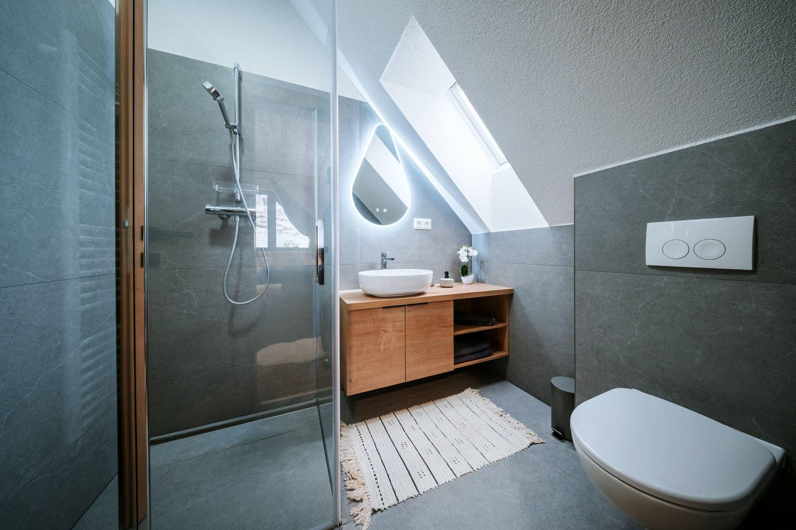 Kúpeľňa s toaletou, Zrub Azarka, Beňuš