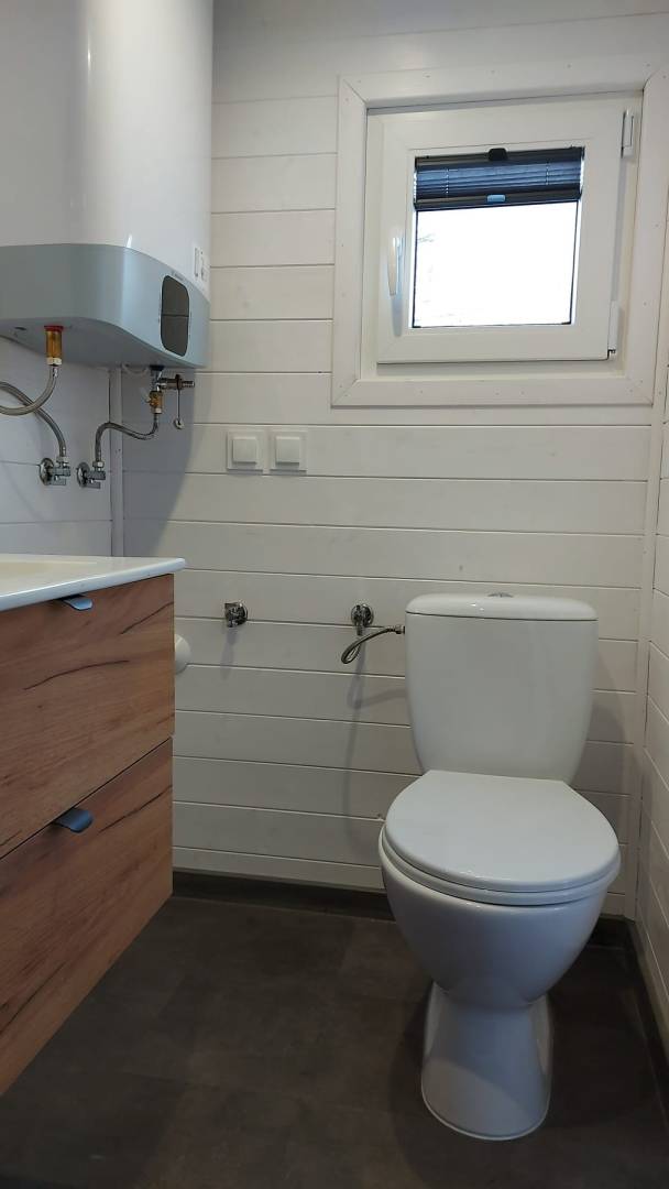 Samostatná toaleta, Anciasglamp, Leštiny