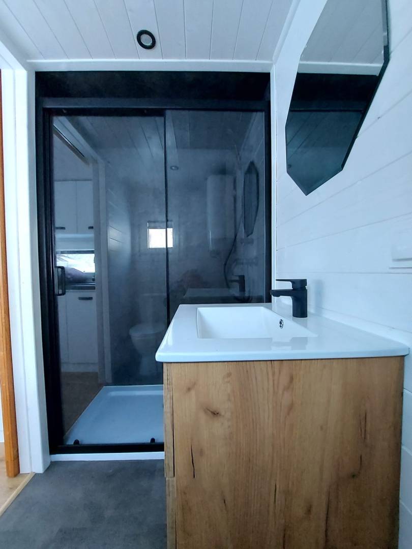 Kúpeľňa bez toalety, Anciasglamp, Leštiny