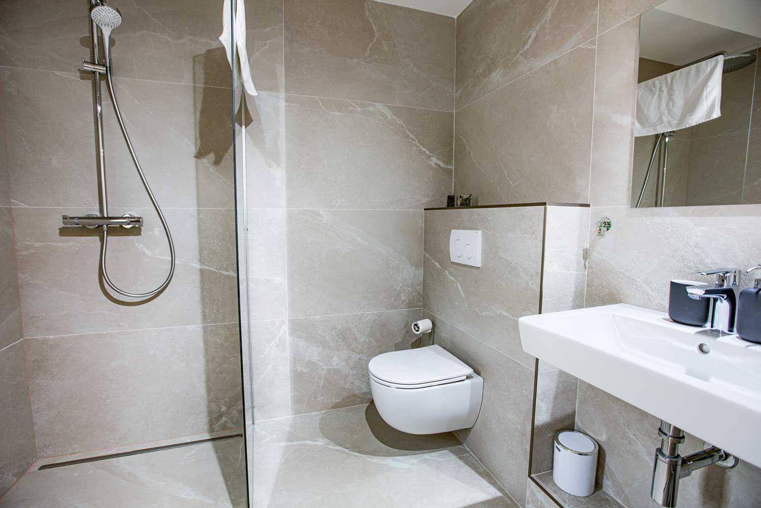 Samostatná toaleta, Pekné časy na Hlobišove, Hronec