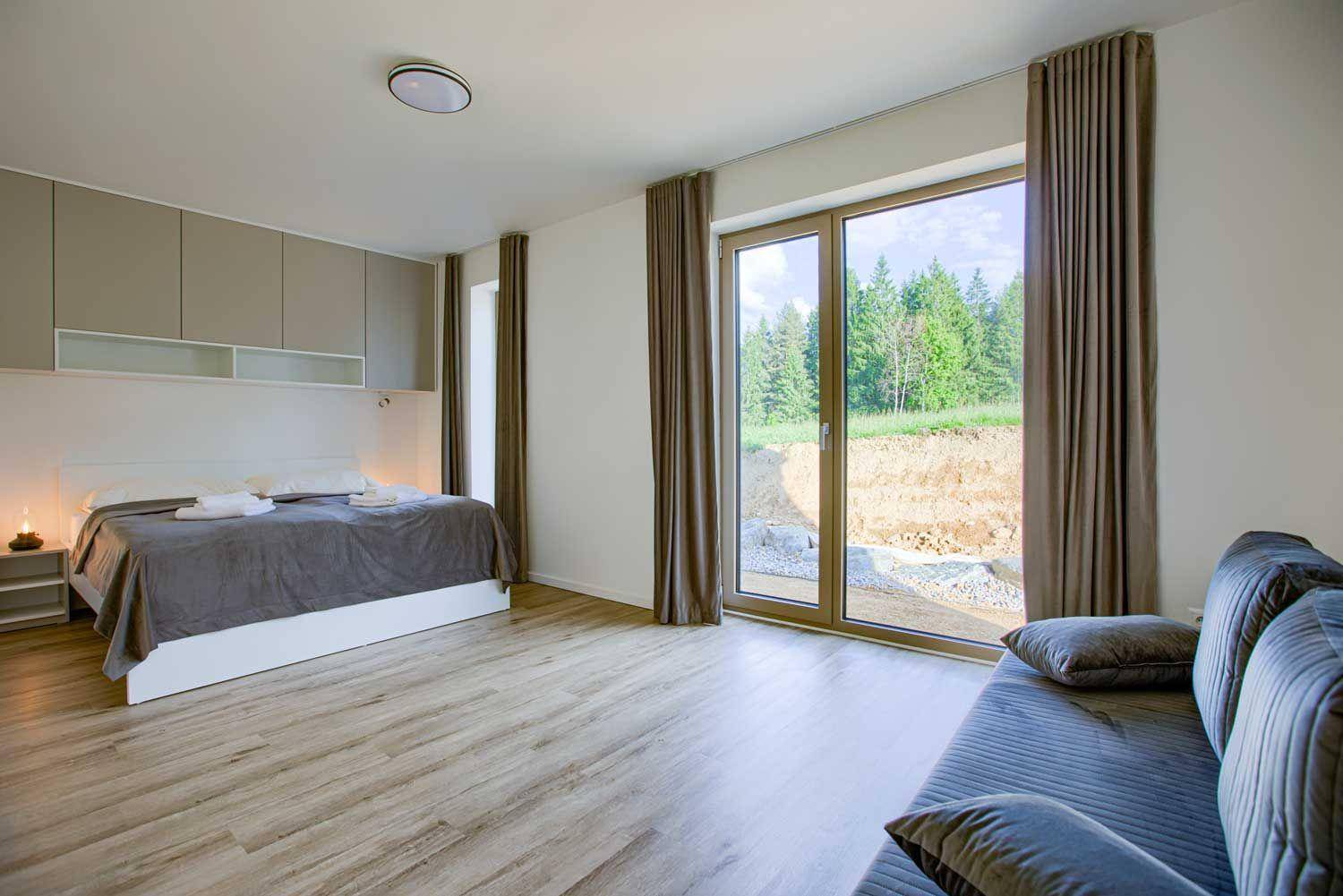 Spálňa, Pekné časy na Hlobišove, Hronec