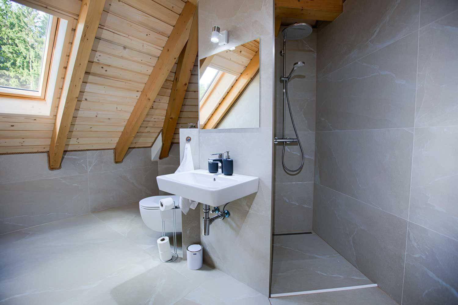 Kúpeľňa s toaletou, Pekné časy na Hlobišove, Hronec