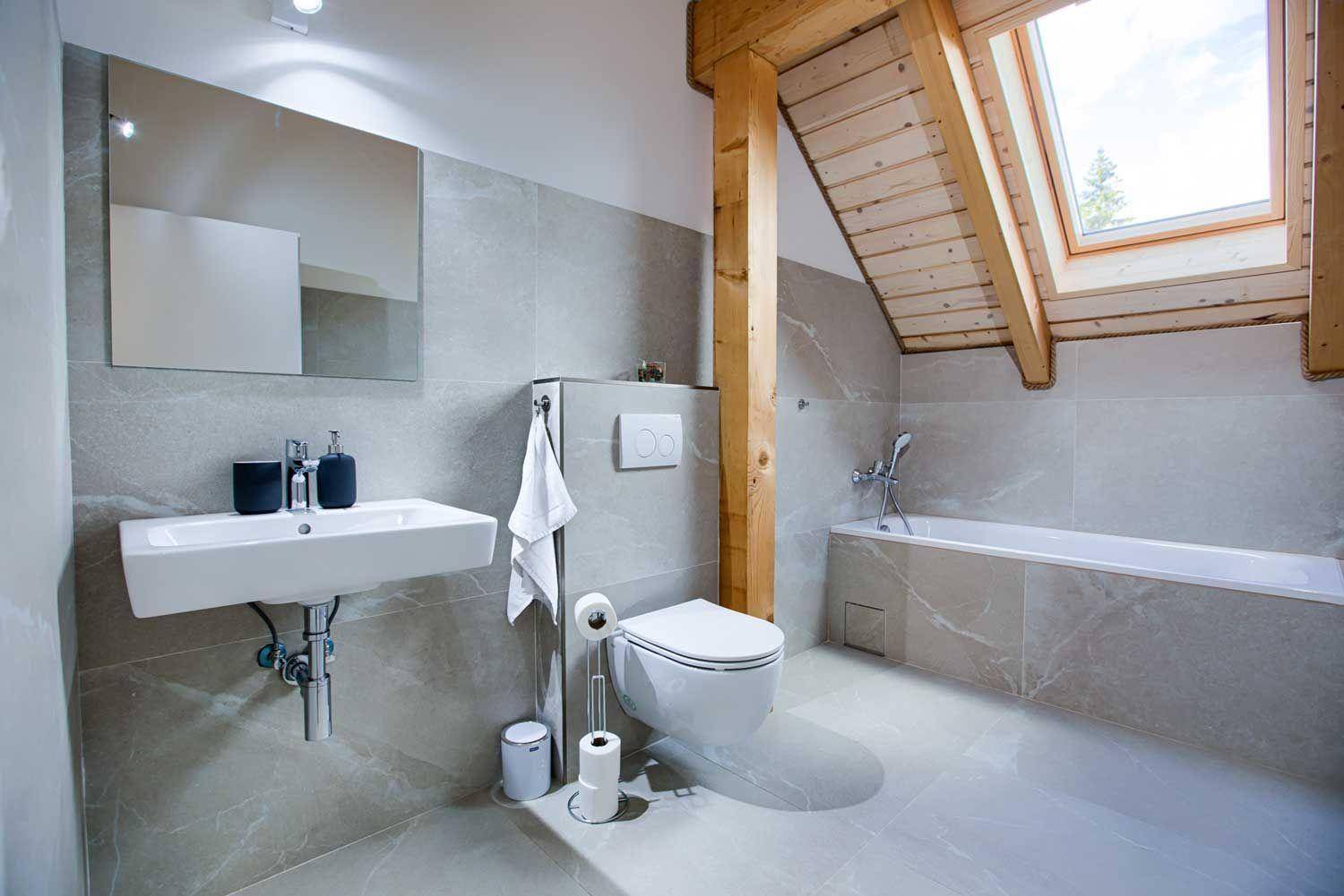 Kúpeľňa s toaletou, Pekné časy na Hlobišove, Hronec