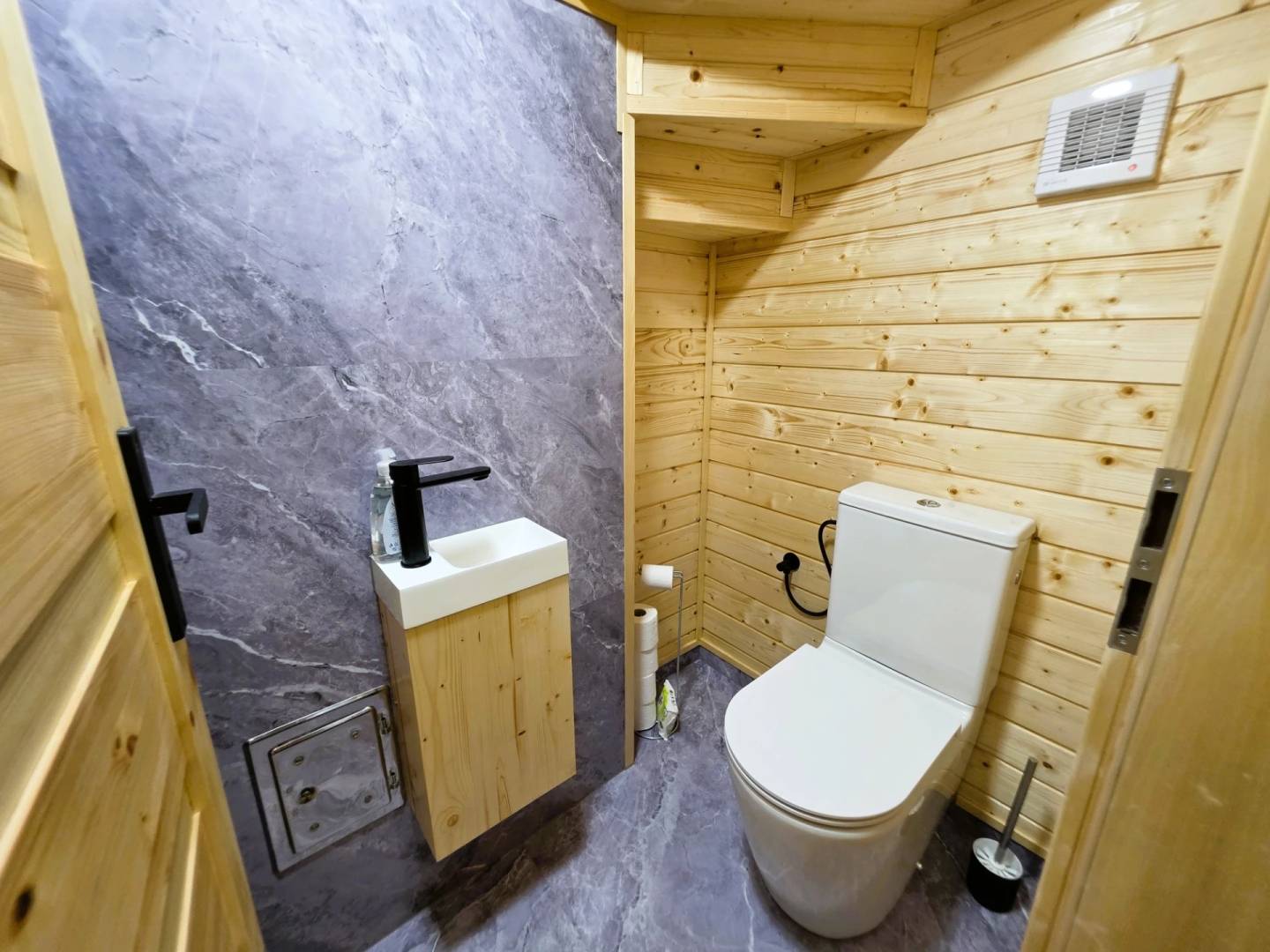 Samostatná toaleta, Chata Travel, Horná Mariková