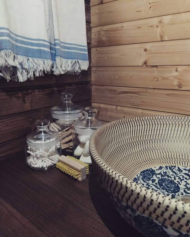 Kúpeľňa bez toalety, Pajtisko pod Chočom, Osádka