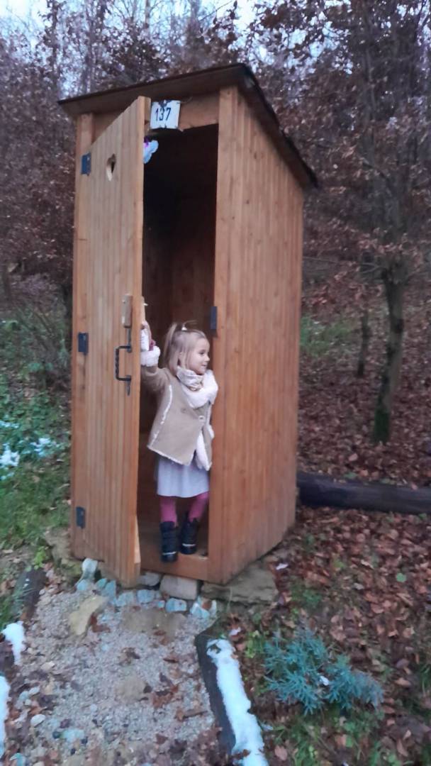 Samostatná toaleta, DAČ₵A, Pokryváč