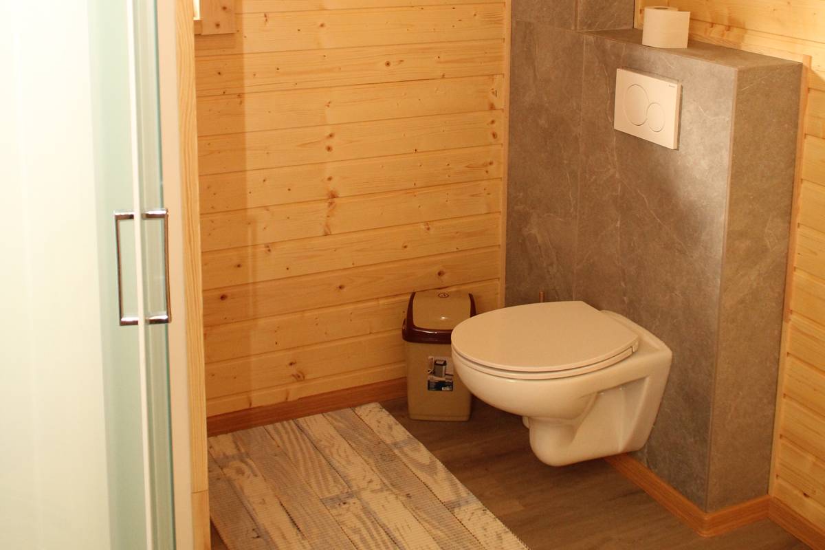 Kúpeľňa s toaletou, Medvedí dvor, Veľká Lomnica