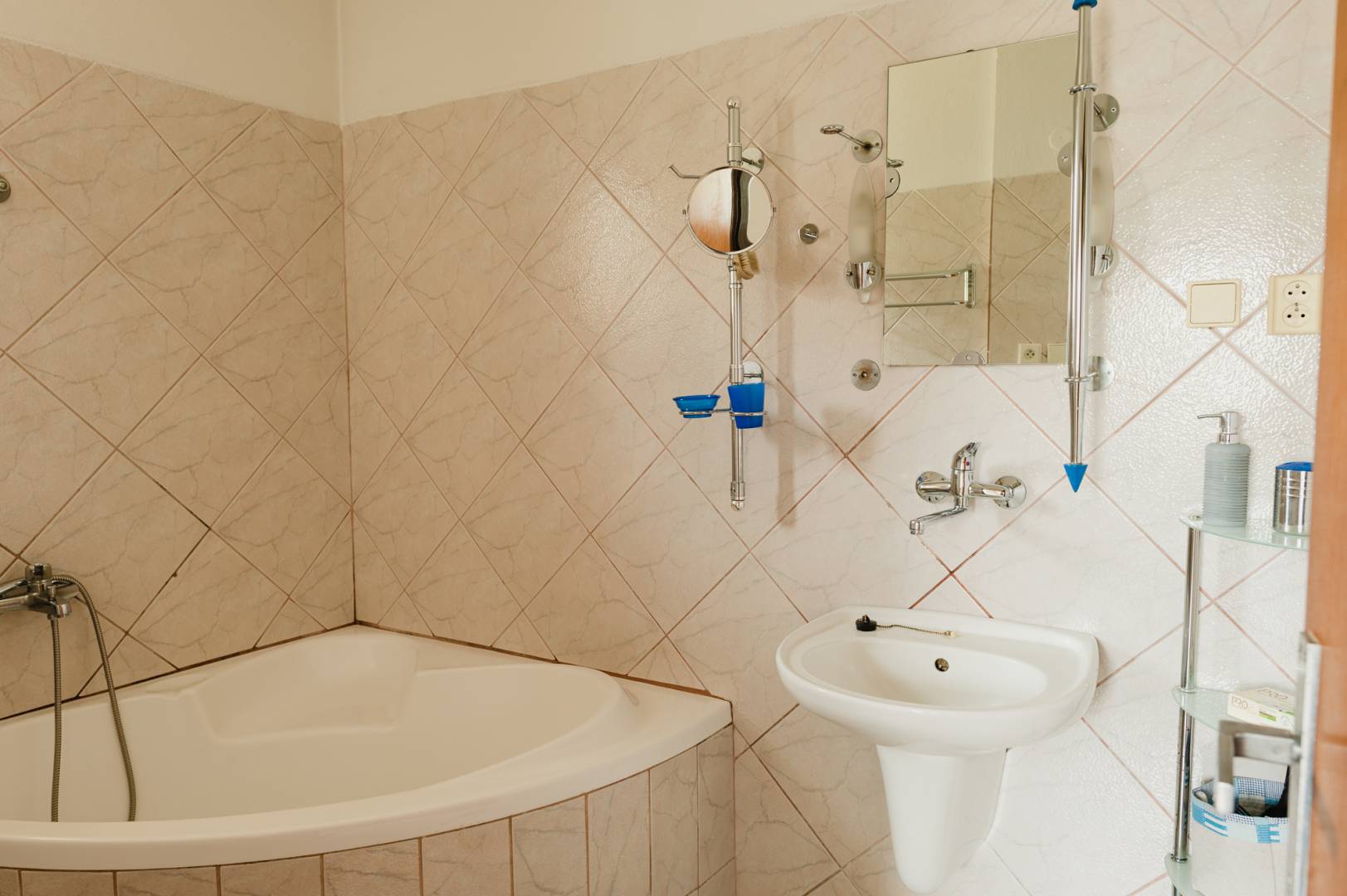 Kúpeľňa bez toalety, Dom na Vŕšku, Hostie