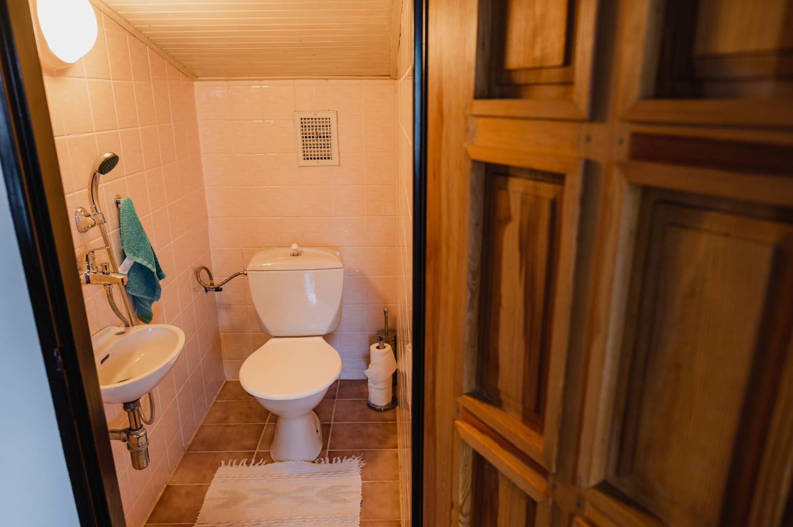 Samostatná toaleta, Dom na Vŕšku, Hostie