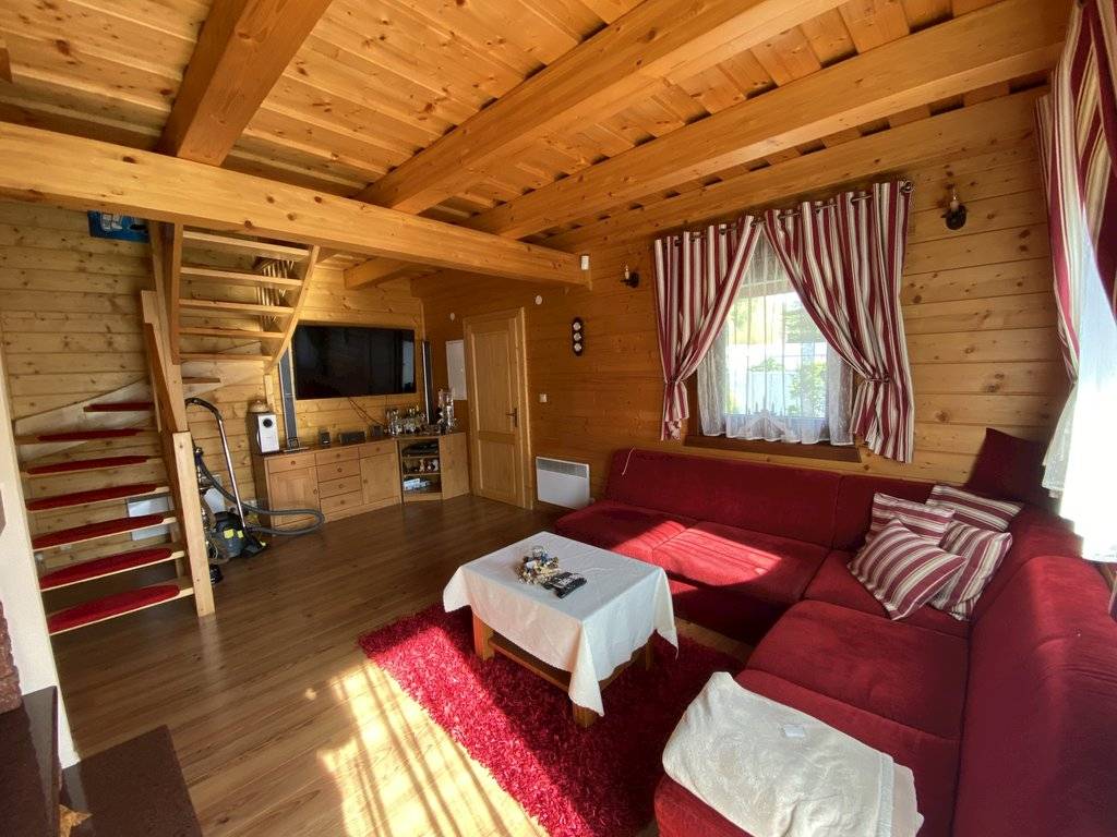 Obývačka, Chata s bazénom a domčekom na strome, Námestovo