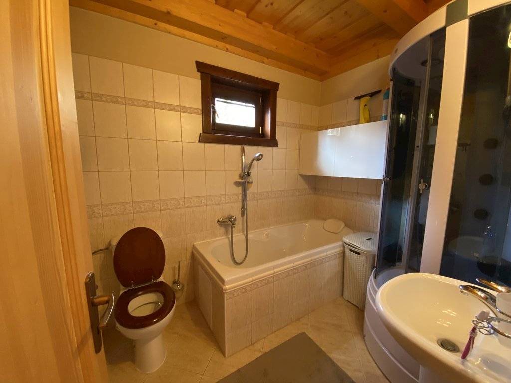 Kúpeľňa s toaletou, Chata s bazénom a domčekom na strome, Námestovo