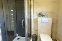 Kúpeľňa s toaletou, Moderný Tiny house so saunou na liptovskom vidieku, Liptovské Matiašovce
