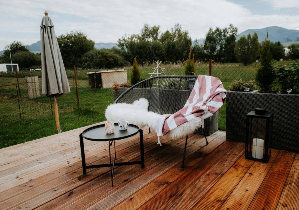 Terasa, Moderný Tiny house so saunou na liptovskom vidieku, Liptovské Matiašovce