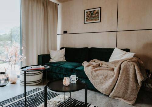 Obývačka, Moderný Tiny house so saunou na liptovskom vidieku, Liptovské Matiašovce