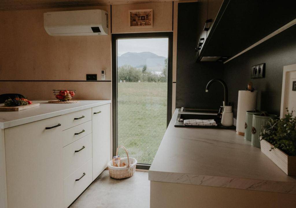 Kuchyňa, Moderný Tiny house so saunou na liptovskom vidieku, Liptovské Matiašovce