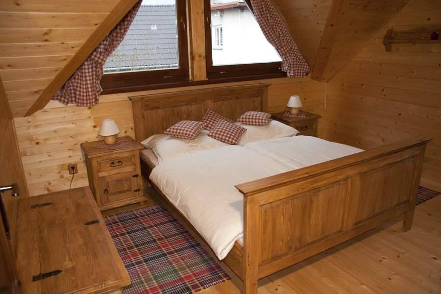 Spálňa, Zrubová chata Brotnica, Necpaly