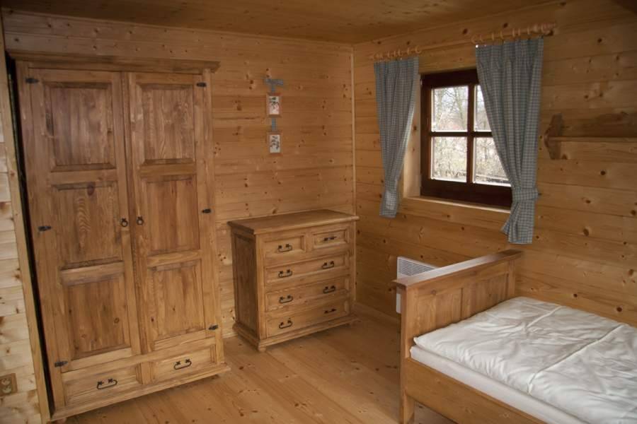 Spálňa, Zrubová chata Brotnica, Necpaly