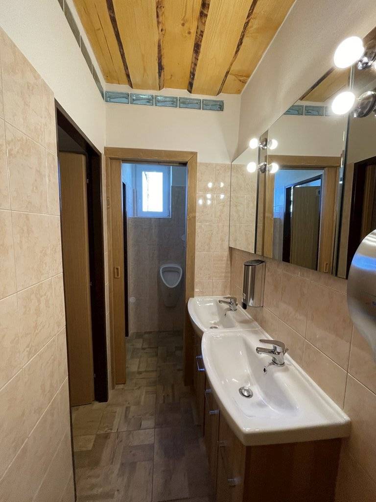 Samostatná toaleta, Chata Holanka, Látky