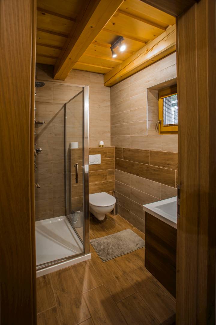 Kúpeľňa s toaletou, chata Raciborka, Oravský Podzámok