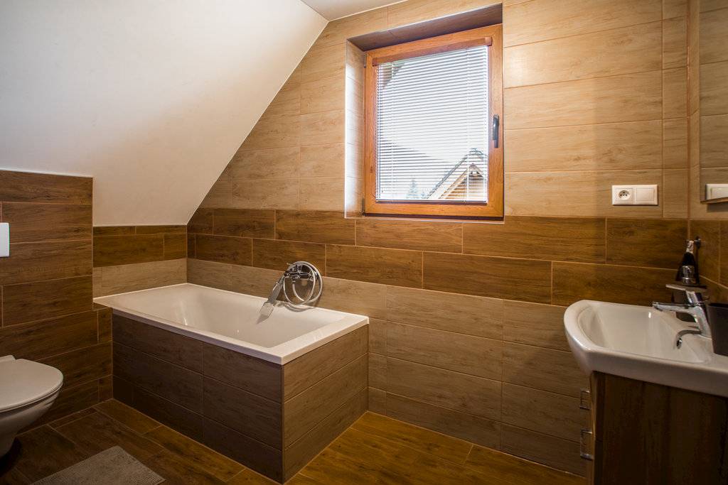 Kúpeľňa s toaletou, chata Raciborka, Oravský Podzámok