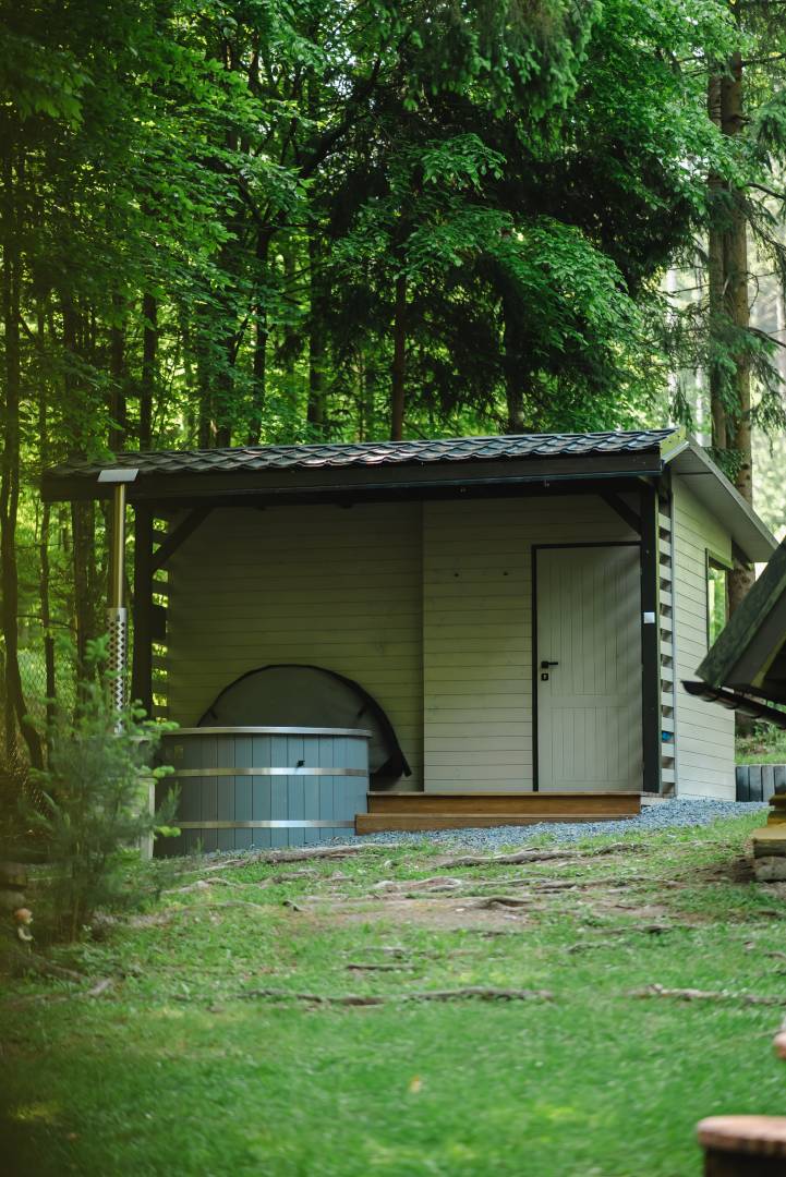 Wellness, Chata v strede lesa so saunou a kaďou, Ostrá Lúka