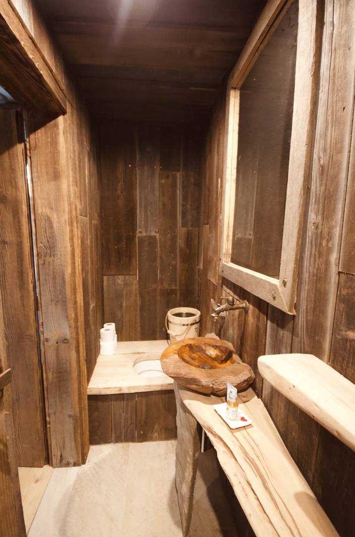 Kúpeľňa s toaletou, Na samote pod skalou - digitálny detox, Veličná