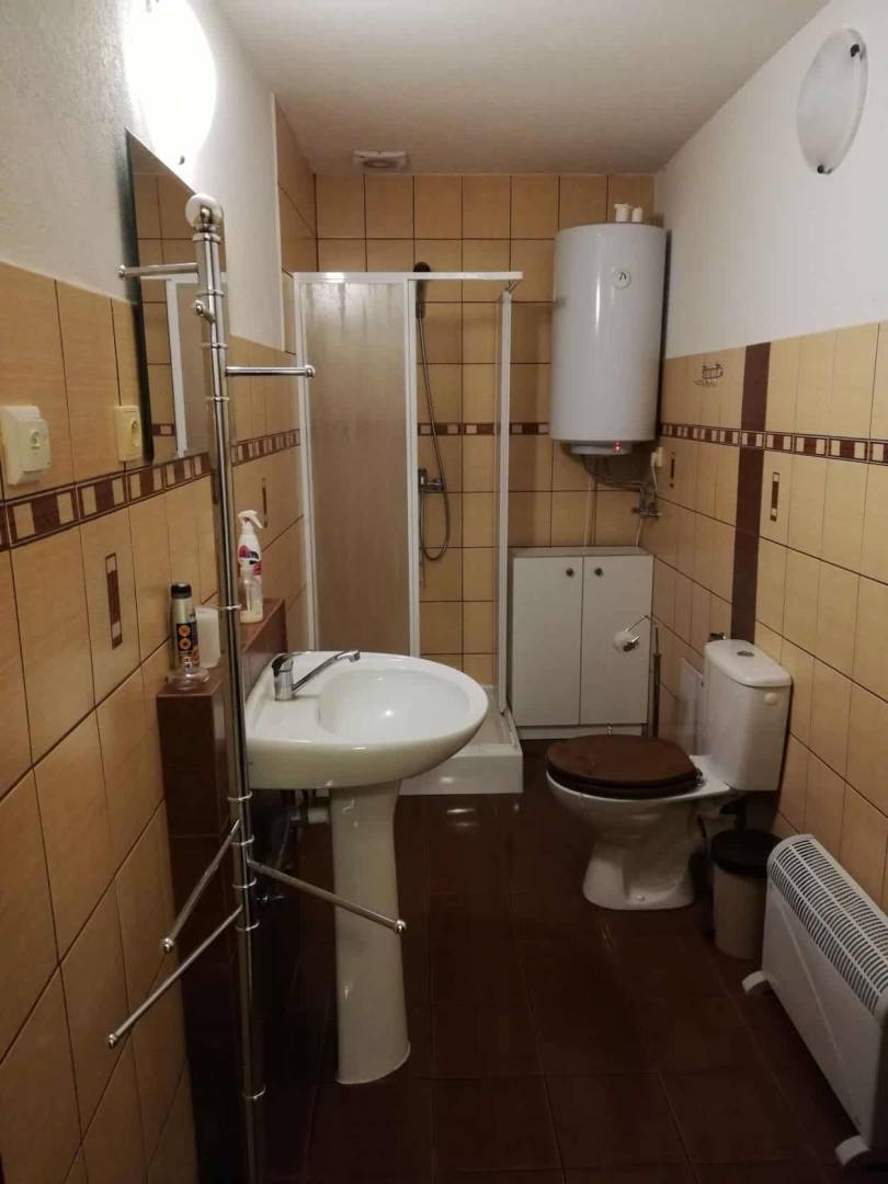 Kúpeľňa s toaletou, Chata na lazoch, Ábelová