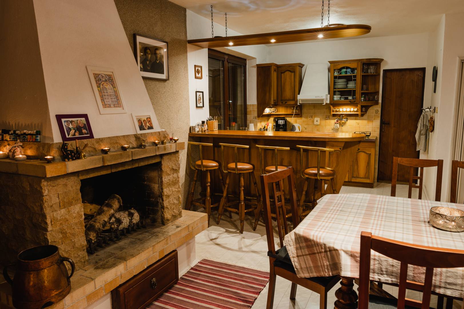 Kuchyňa, Dom na Vŕšku, Hostie