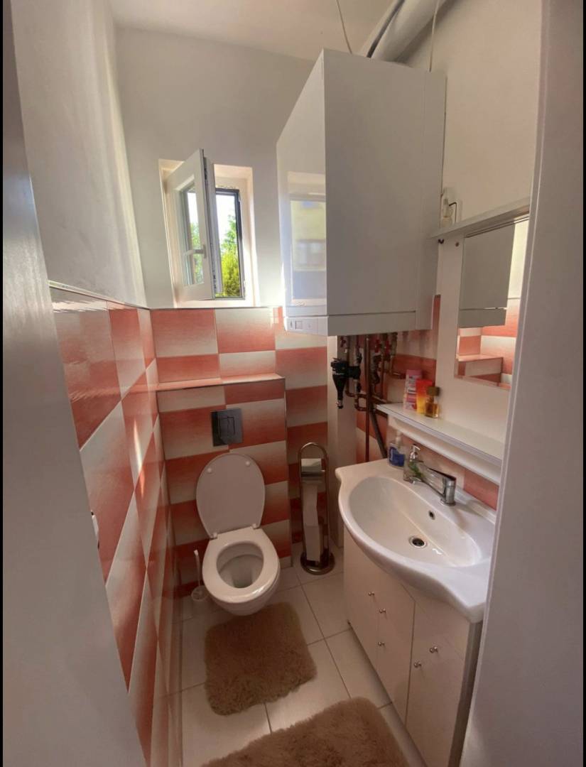 Samostatná toaleta, Ubytko u deda, Zázrivá