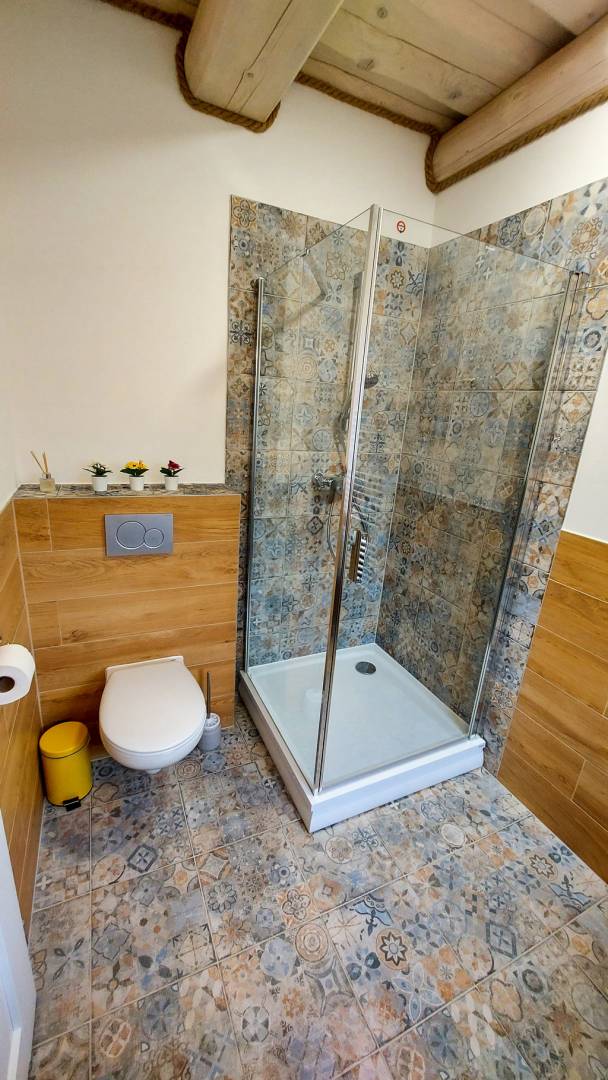 Kúpeľňa s toaletou, Chata na Lovisku Kubínska hoľa, Dolný Kubín