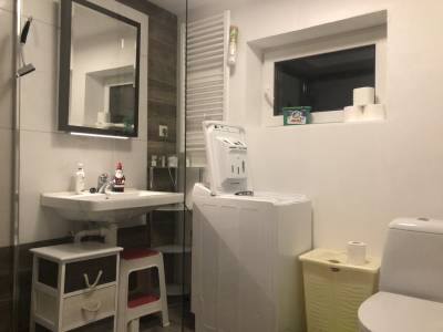 Kúpeľňa s toaletou a práčkou, Chalet Green Park, Stará Lesná