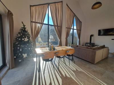 Presvetlená obývačka s gaučom, krbom, LCD TV a jedálenským sedením, Chalet Habovka, Habovka