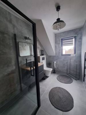 Kúpeľňa so sprchovacím kútom a toaletou, Chalet Habovka, Habovka