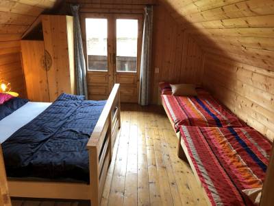 Spálňa s manželskou posteľou a samostatnými lôžkami, Čičmanská drevenica, Čičmany