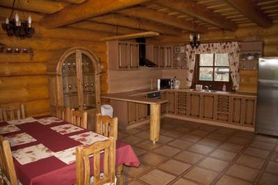 Plne vybavená kuchyňa s jedálenským sedením, Zrubová chata Brotnica, Necpaly