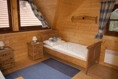 Spálňa s manželskou posteľouv, Zrubová chata Brotnica, Necpaly