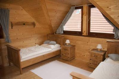Spálňa s manželskými posteľami, Zrubová chata Brotnica, Necpaly