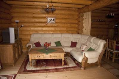 Obývačka s gaučovým sedením, Zrubová chata Brotnica, Necpaly