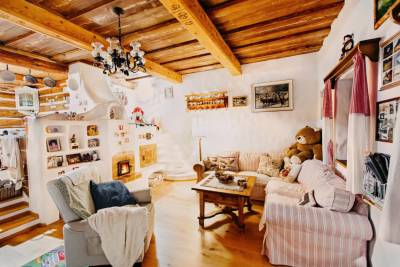 Obývačka so sedením a tradičným krbom, Chalupa Stará Izba, Novoť
