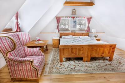 Spálňa s manželskou posteľou a sedením, Chalupa Stará Izba, Novoť
