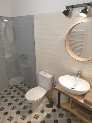 Kúpeľňa so sprchovacím kútom a toaletou, Chata Pod Chočom, Lúčky