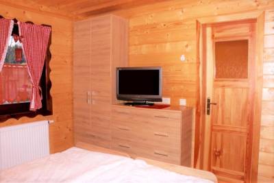 Spálňa s manželskou posteľou a TV, Chata Hajdukovo, Látky