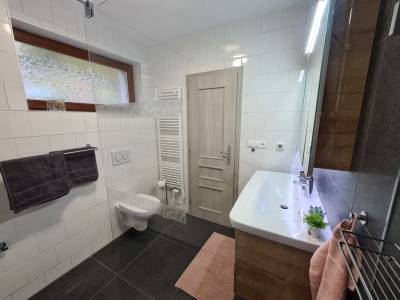 Kúpeľňa so sprchovacím kútom a toaletou, Apartmán Piri, Mýto pod Ďumbierom