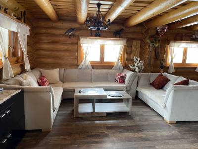 Obývačka s priestranným gaučom, Zrubová chata Sylvester, Oravská Lesná
