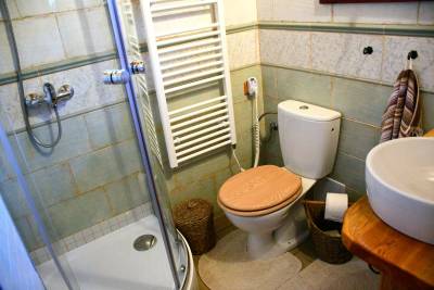Kúpeľňa so sprchovacím kútom a toaletou, Chalúpka VEĎveďŠAKšak, Nižná Boca