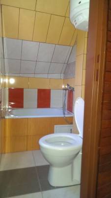 Kúpeľňa s vaňou a toaletou v podkrovnom štúdiu, Chata Ivka, Leštiny