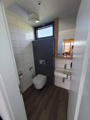 Samostatná toaleta s umývadlom, Chata B, Veľká Lomnica