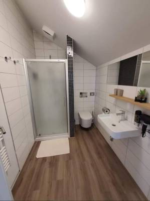 Kúpeľňa so sprchovým kútom a toaletou, Chata B, Veľká Lomnica