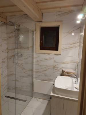 Kúpeľňa so sprchovacím kútom, Drevenica u Jozefa, Oravský Podzámok