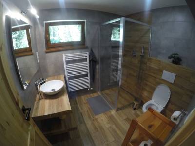 Kúpeľňa so sprchovacím kútom a toaletou, Chata Macejko, Smižany